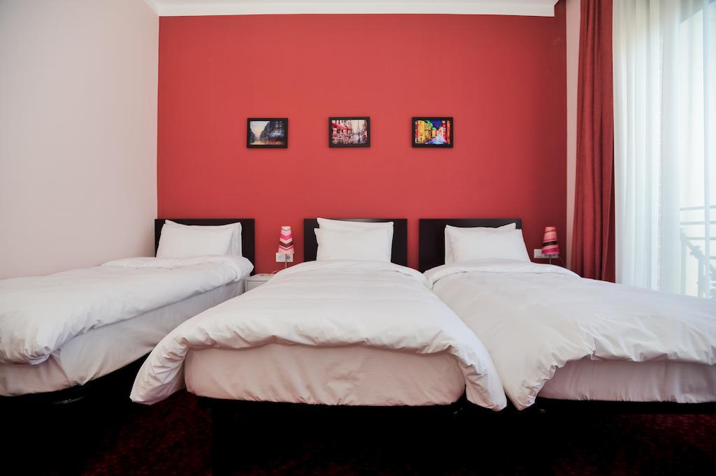 Piazza Four Colours Hotel Batumi Bilik gambar